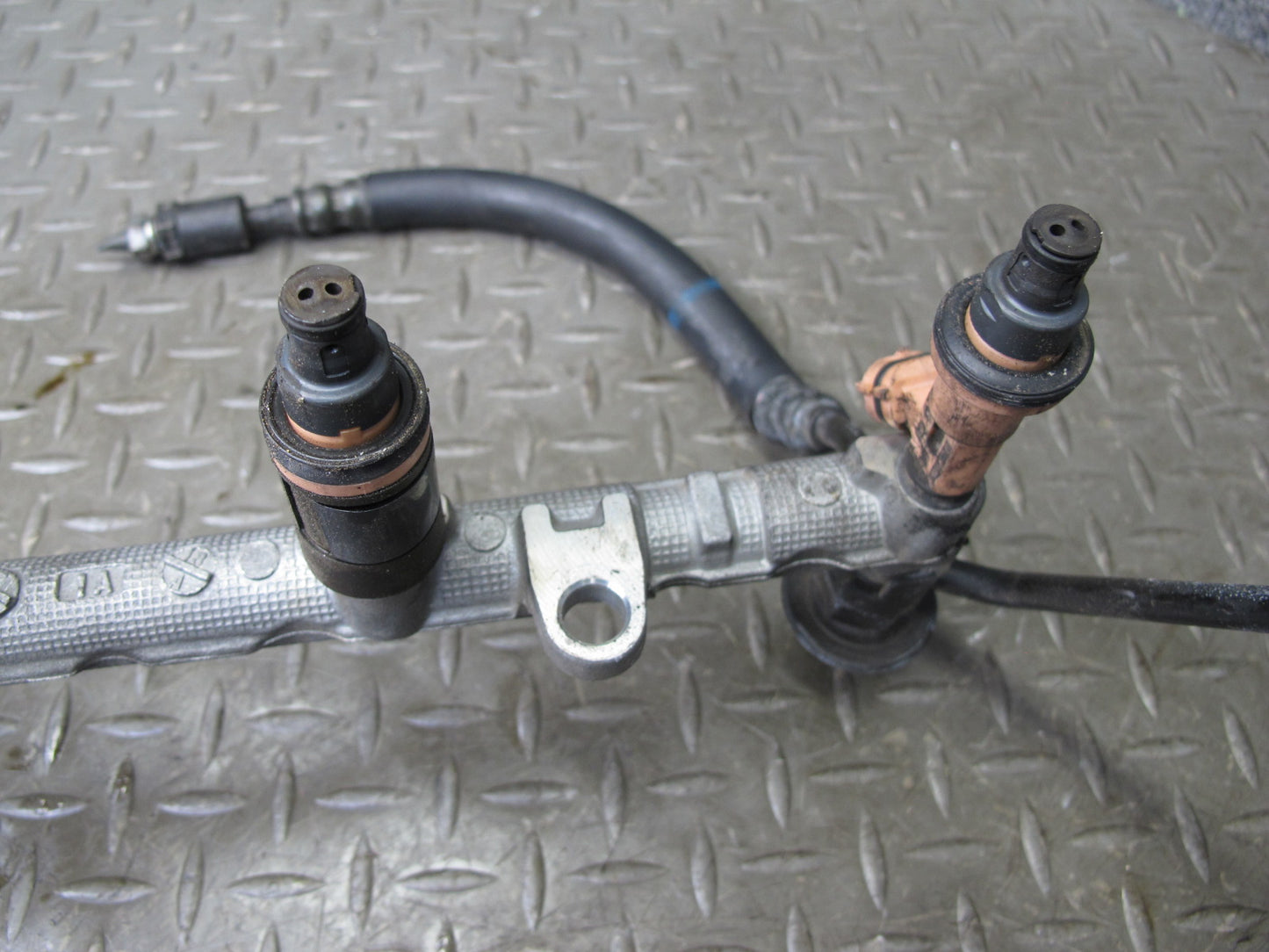 01-06 Lexus LS430 UCF30L Fuel Rail Injector Set Assembly OEM