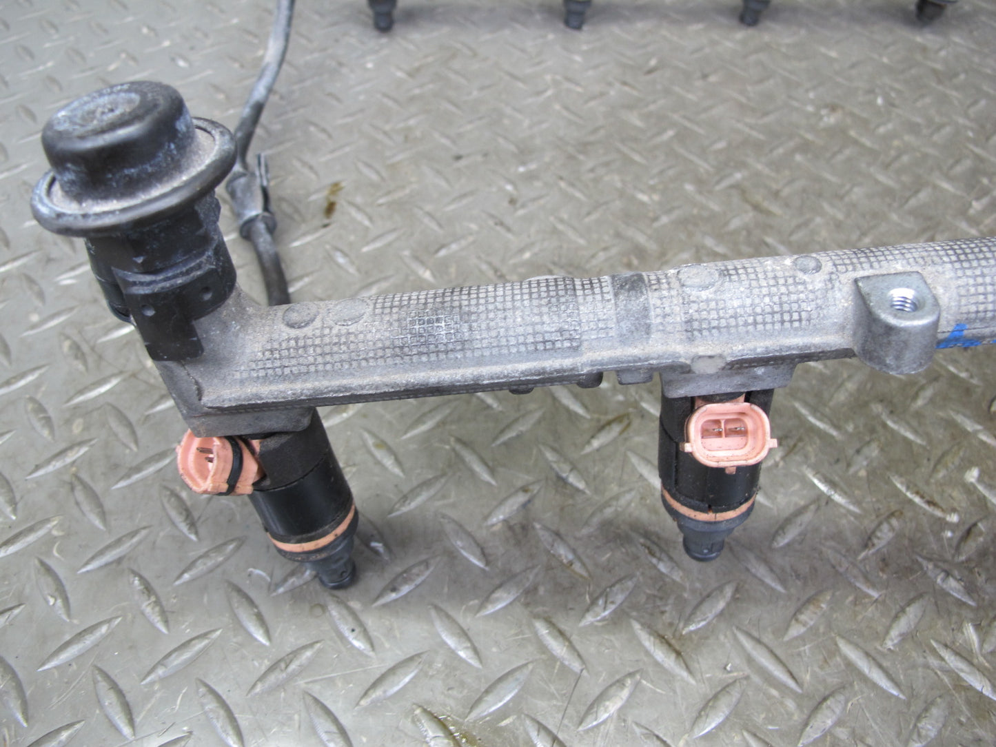 01-06 Lexus LS430 UCF30L Fuel Rail Injector Set Assembly OEM