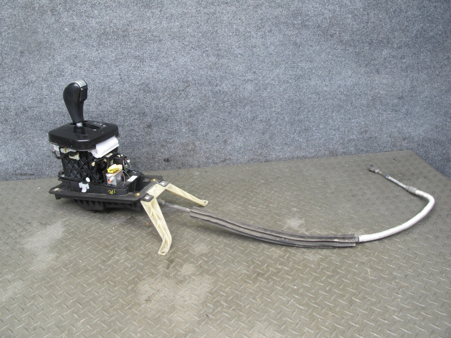 2008-2010 Porsche Cayenne 957 Automatic Transmission Floor Shifter Gear Selector