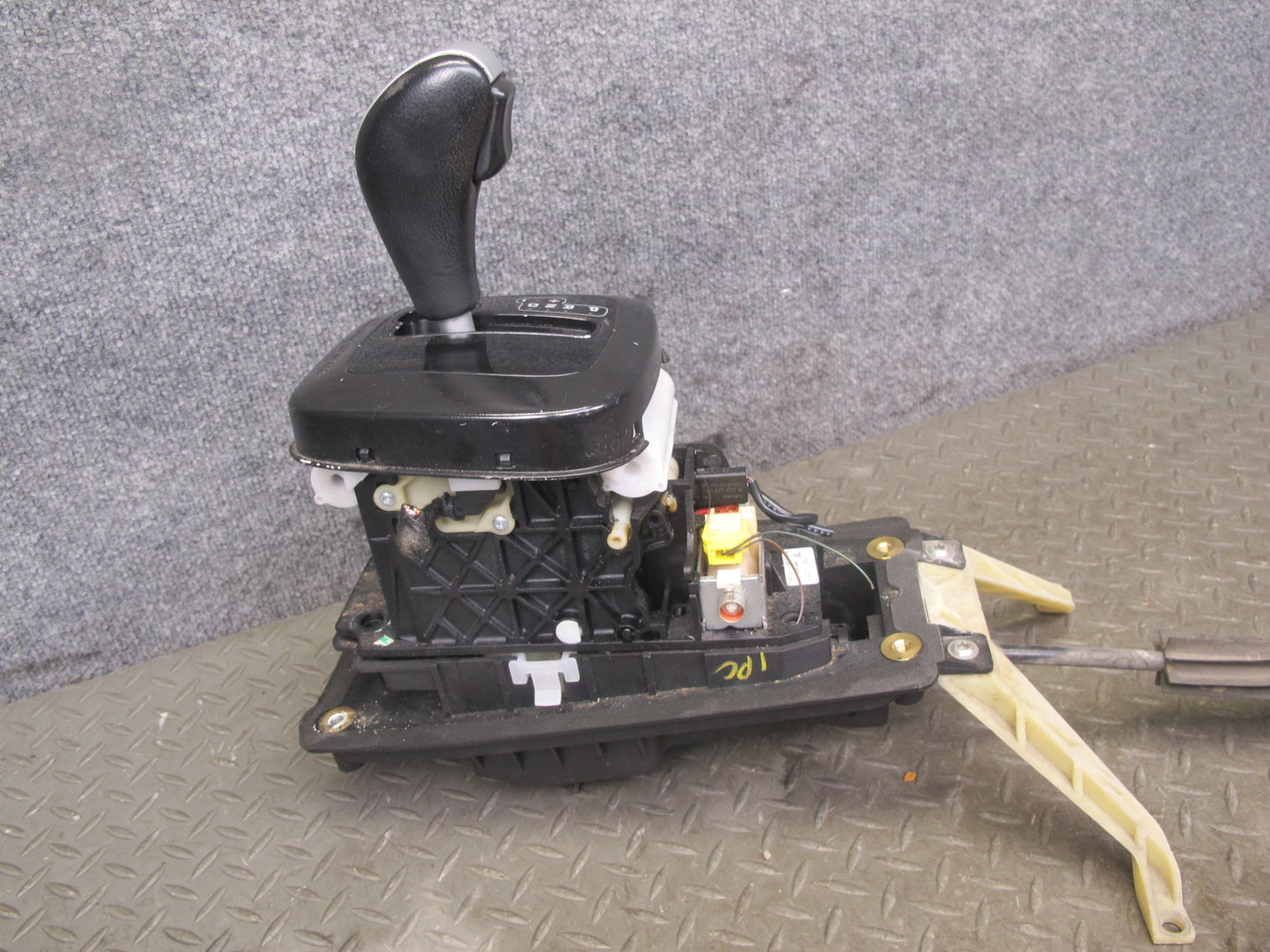 2008-2010 Porsche Cayenne 957 Automatic Transmission Floor Shifter Gear Selector