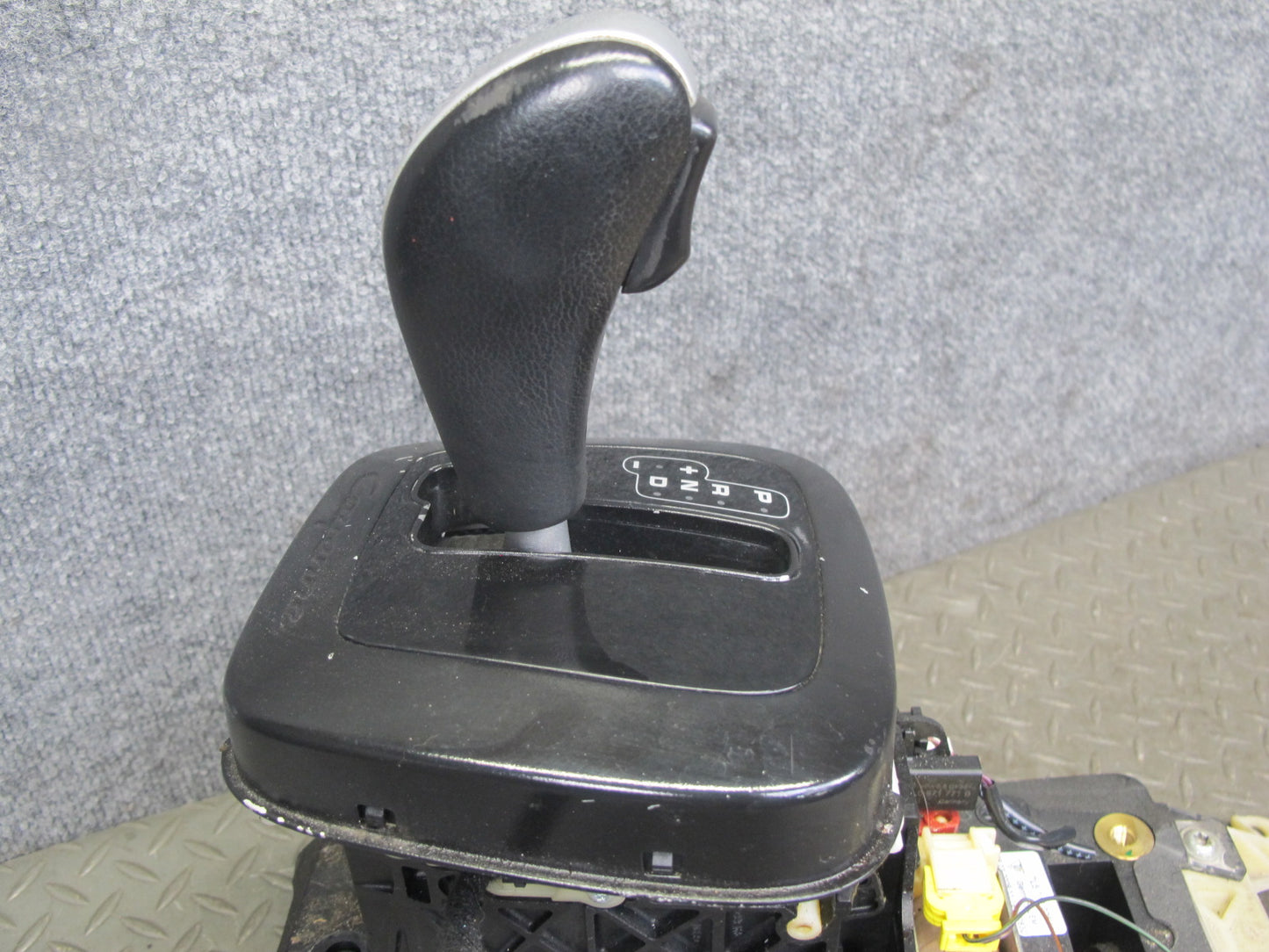 2008-2010 Porsche Cayenne 957 Automatic Transmission Floor Shifter Gear Selector