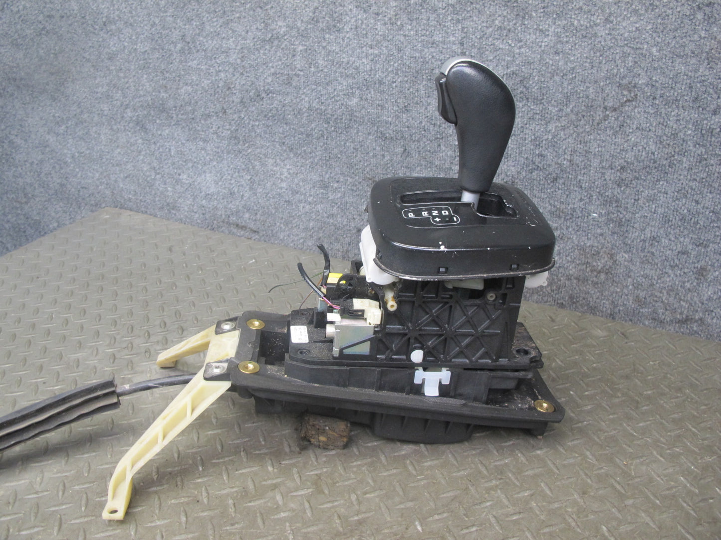 2008-2010 Porsche Cayenne 957 Automatic Transmission Floor Shifter Gear Selector