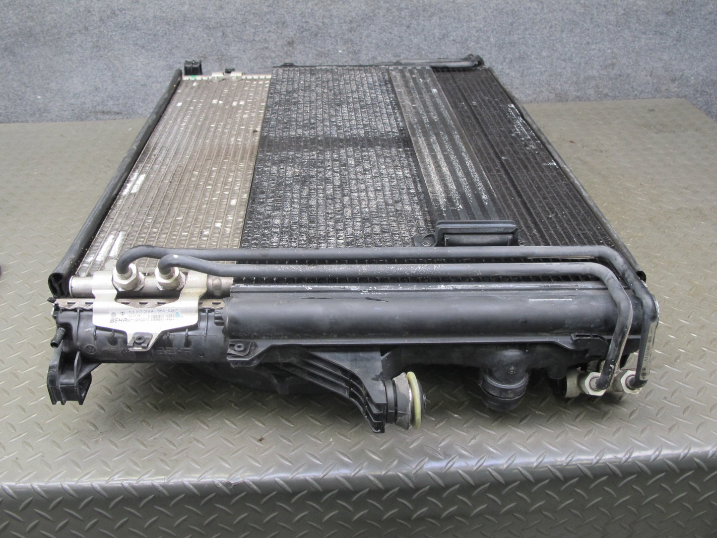 08-10 Porsche Cayenne 957 GTS Engine Cooling Radiator A/C Condenser Fan Shroud
