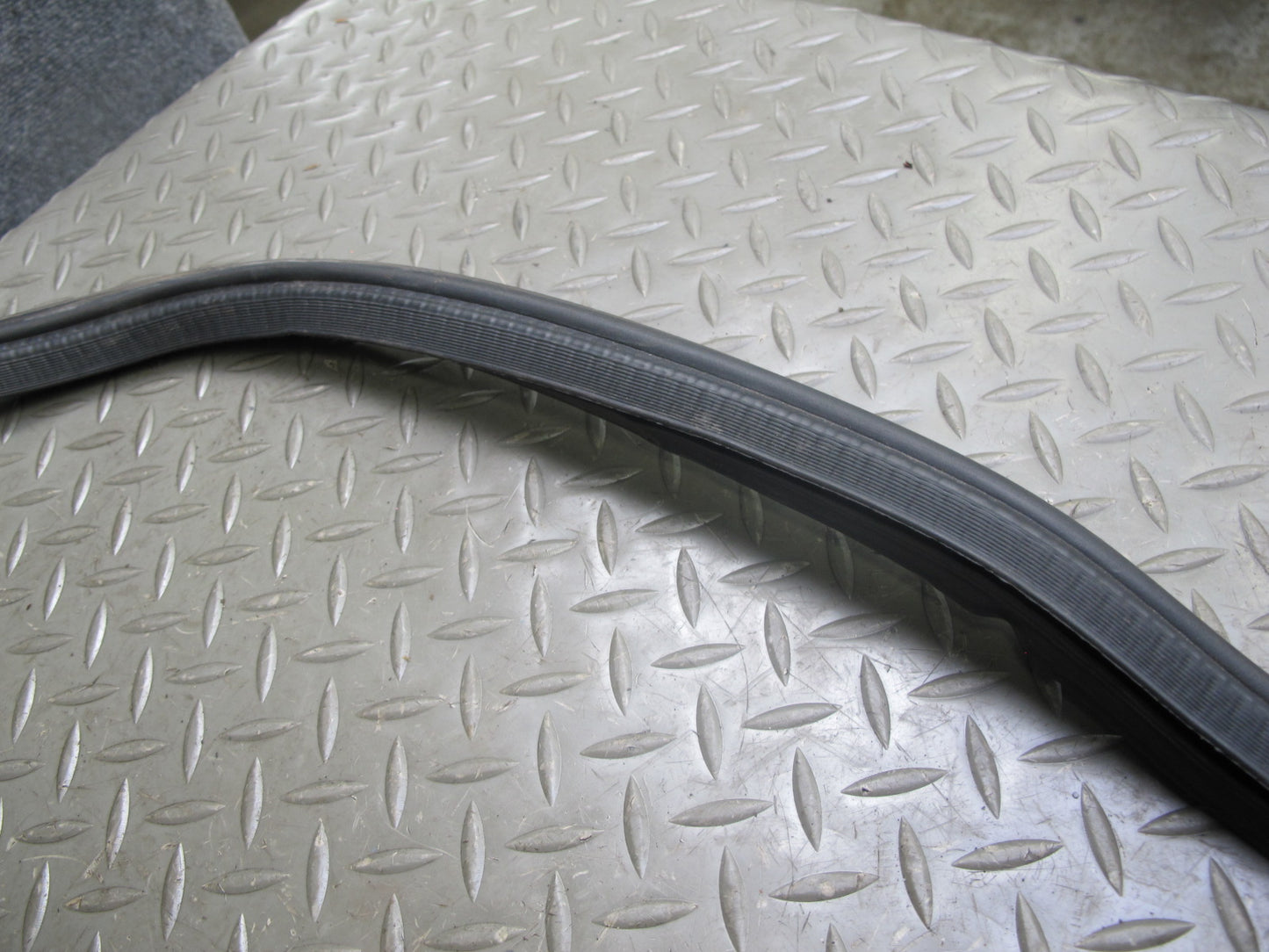 92-96 Lexus UZZ30L SC300 SC400 Rear Trunk Weatherstrip Rubber Seal Gasket OEM