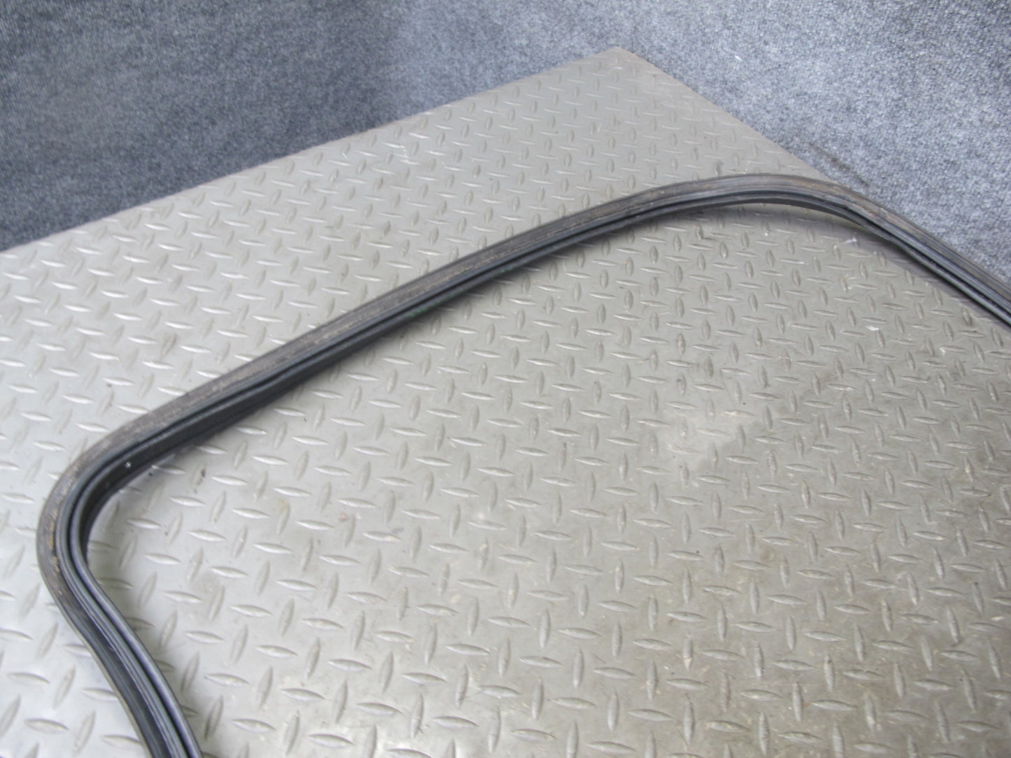 92-96 Lexus UZZ30L SC300 SC400 Rear Trunk Weatherstrip Rubber Seal Gasket OEM