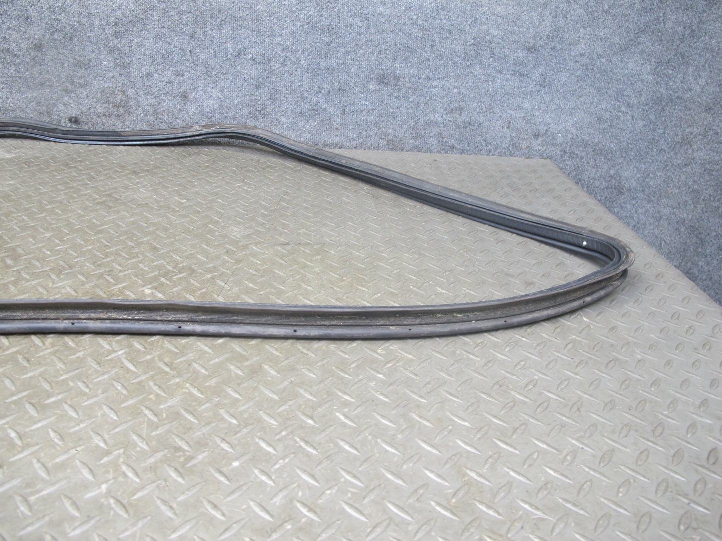 92-96 Lexus UZZ30L SC300 SC400 Rear Trunk Weatherstrip Rubber Seal Gasket OEM