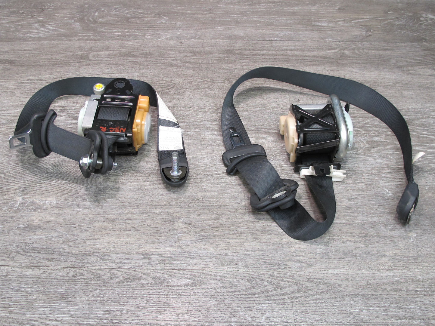 03-06 NISSAN 350Z Z33 FRONT LEFT & RIGHT SIDE SEATBELT RETRACTOR SET OEM