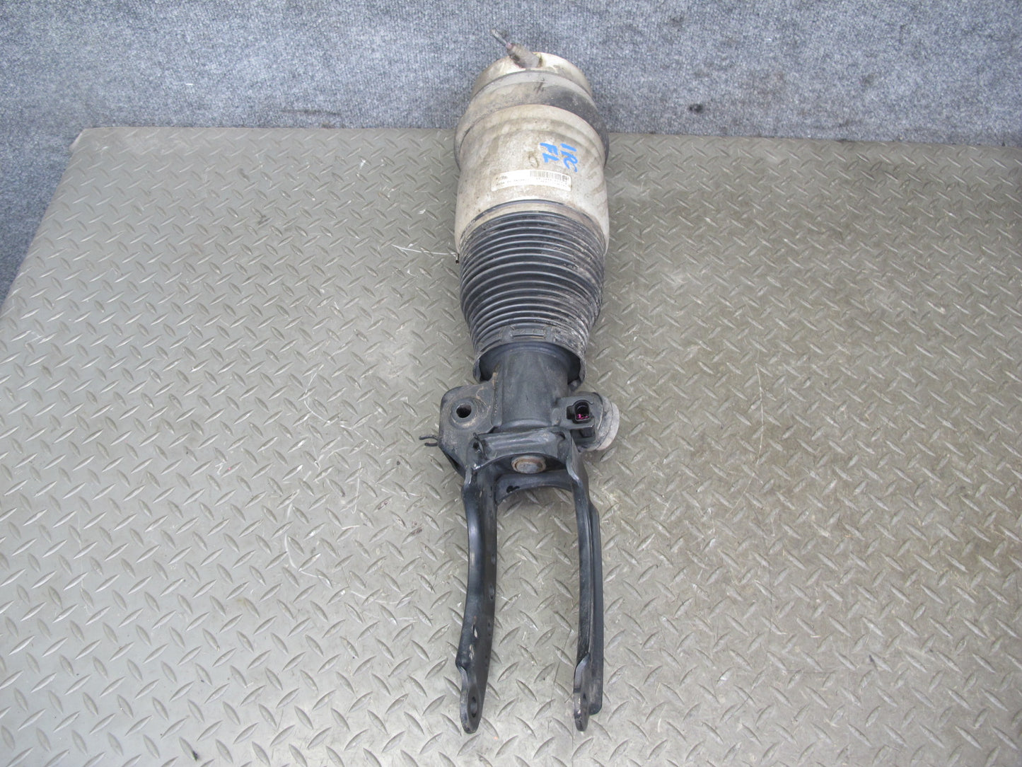 2008-2010 Porsche Cayenne 957 GTS Front Left Side Air Ride Shock Strut Absorber