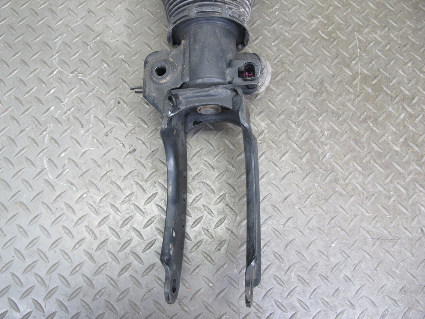 2008-2010 Porsche Cayenne 957 GTS Front Left Side Air Ride Shock Strut Absorber