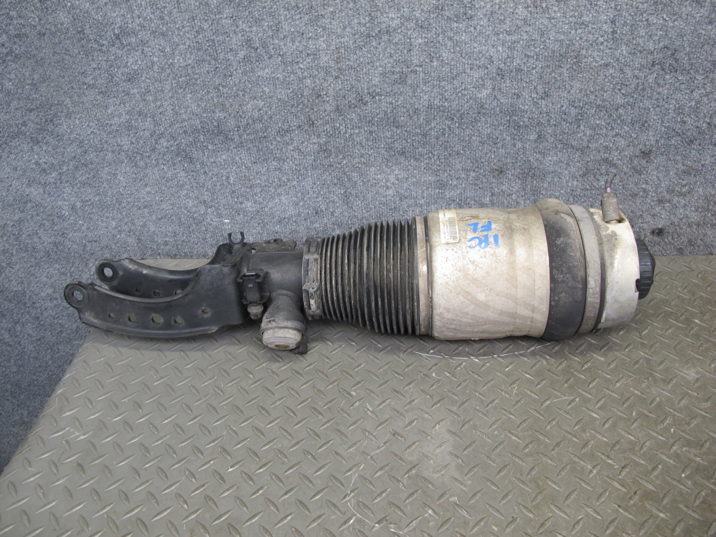 2008-2010 Porsche Cayenne 957 GTS Front Left Side Air Ride Shock Strut Absorber