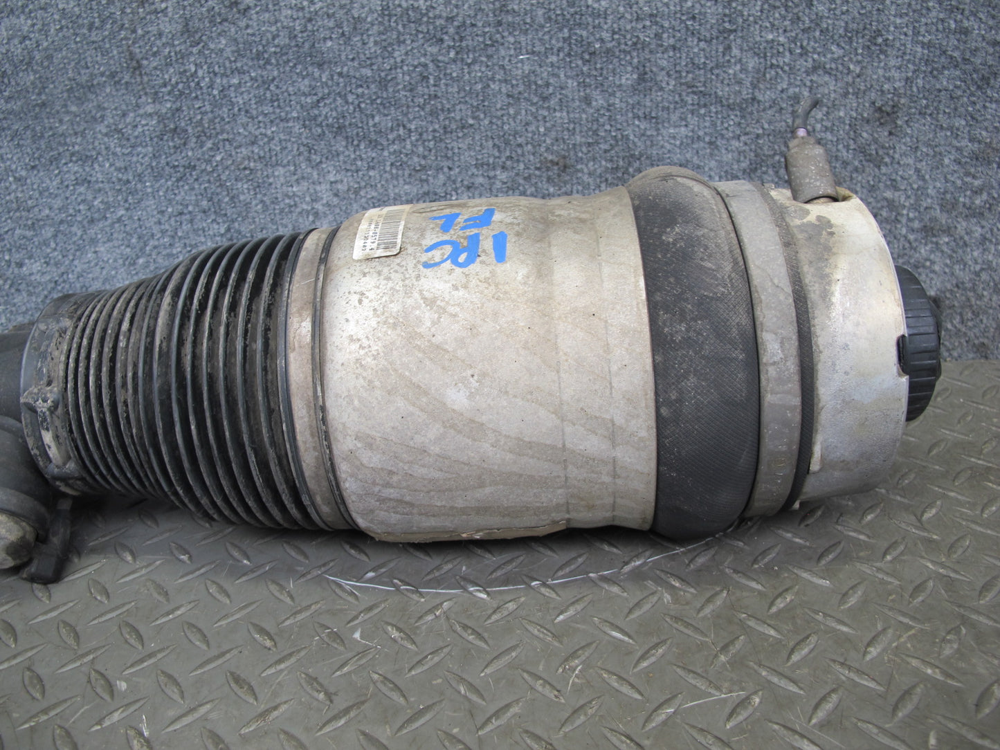 2008-2010 Porsche Cayenne 957 GTS Front Left Side Air Ride Shock Strut Absorber