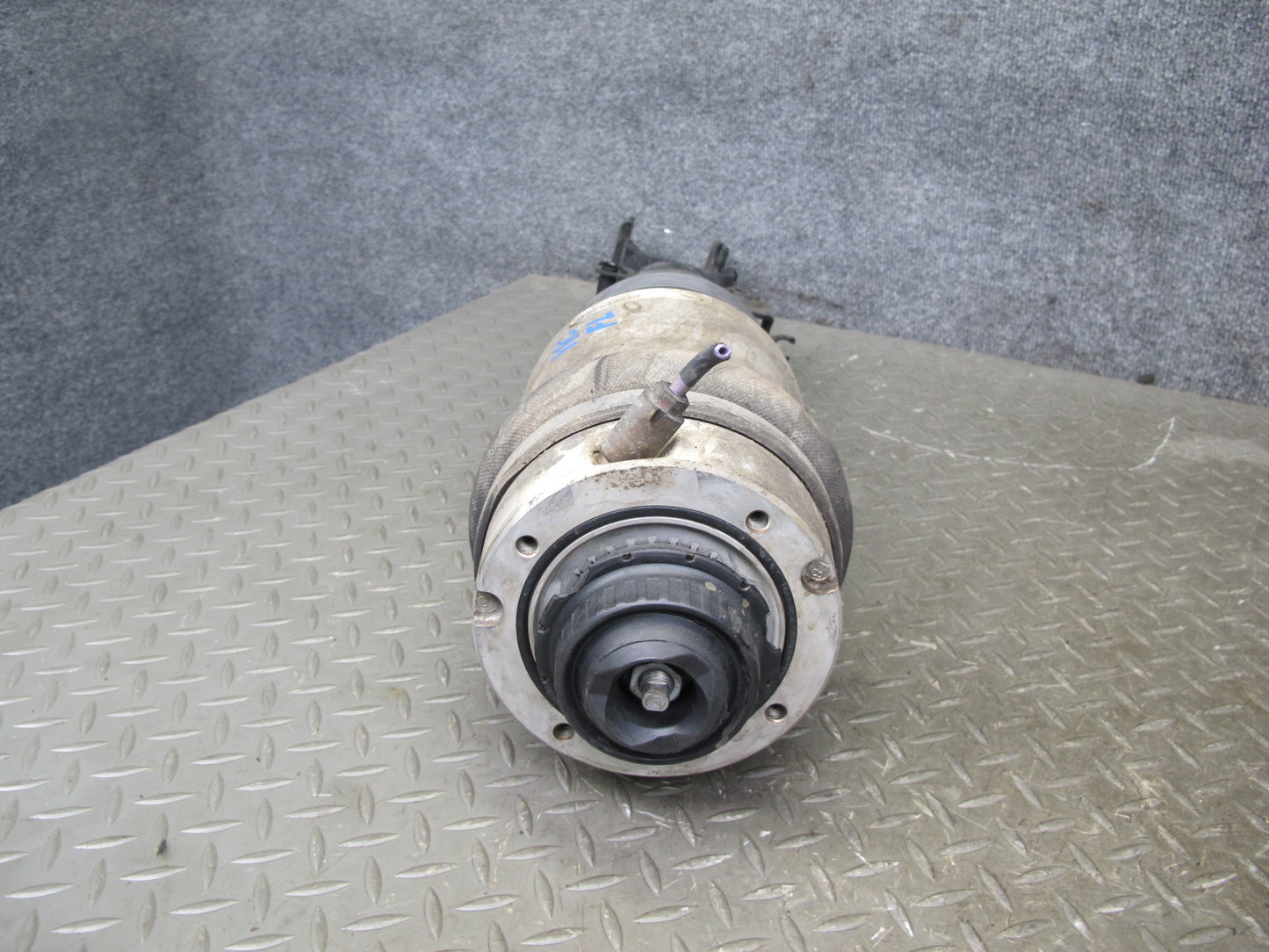 2008-2010 Porsche Cayenne 957 GTS Front Left Side Air Ride Shock Strut Absorber