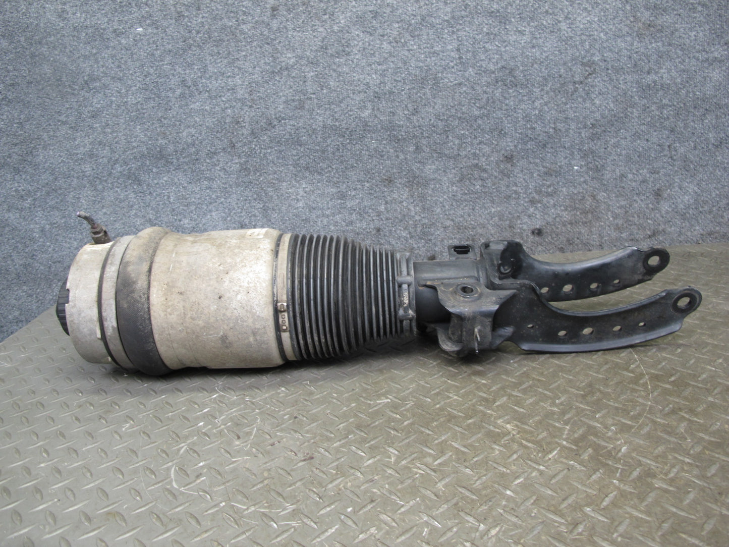 2008-2010 Porsche Cayenne 957 GTS Front Left Side Air Ride Shock Strut Absorber