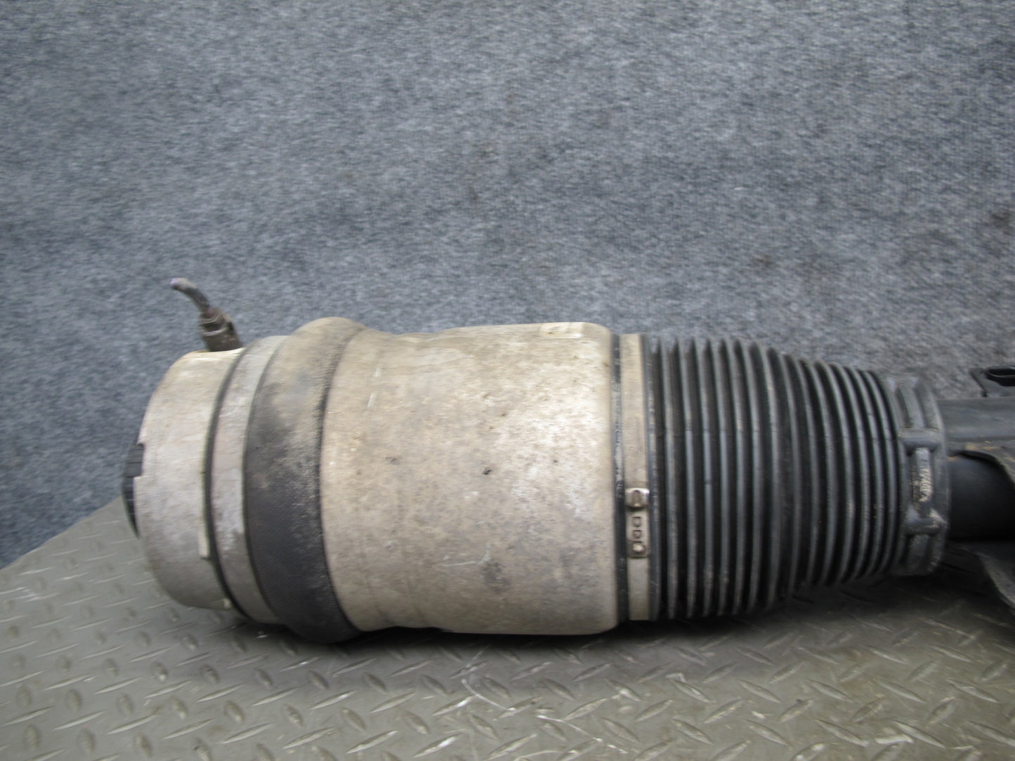 2008-2010 Porsche Cayenne 957 GTS Front Left Side Air Ride Shock Strut Absorber