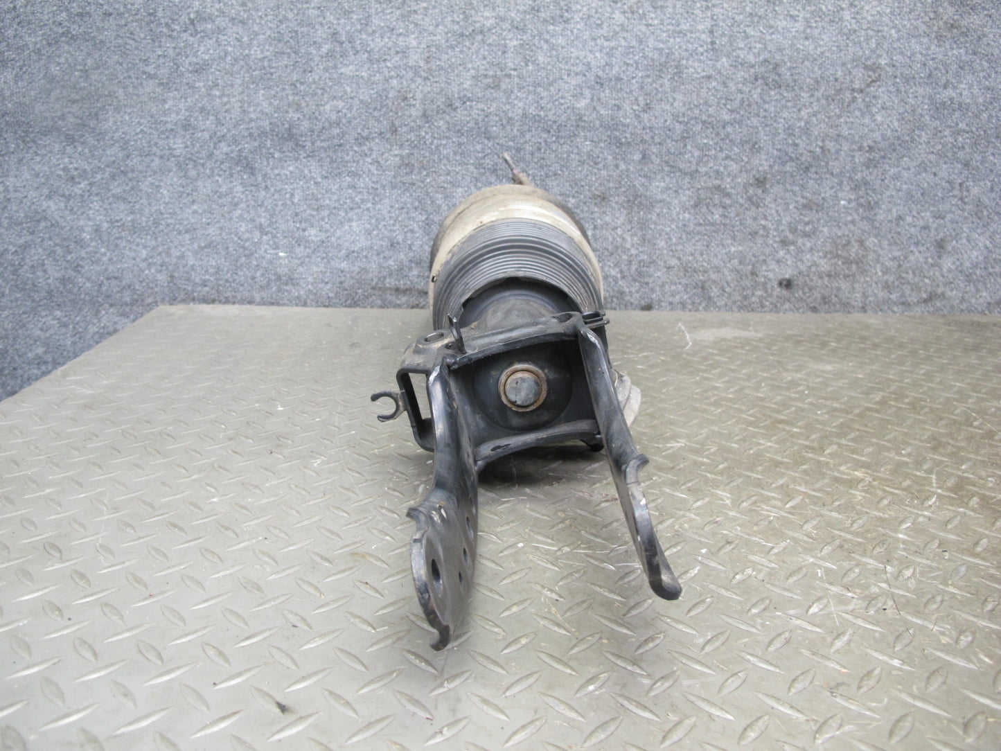 2008-2010 Porsche Cayenne 957 GTS Front Left Side Air Ride Shock Strut Absorber