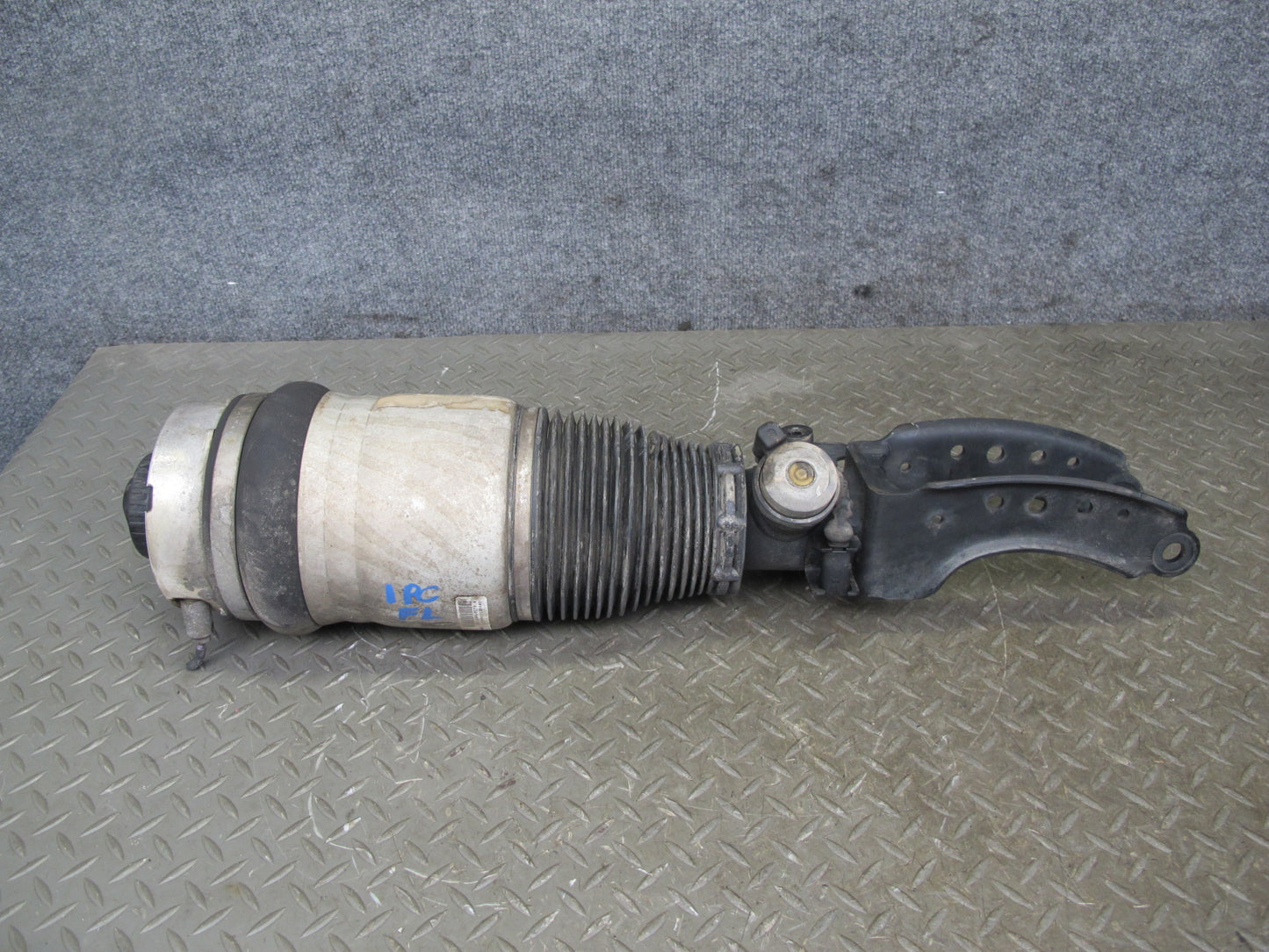 2008-2010 Porsche Cayenne 957 GTS Front Left Side Air Ride Shock Strut Absorber