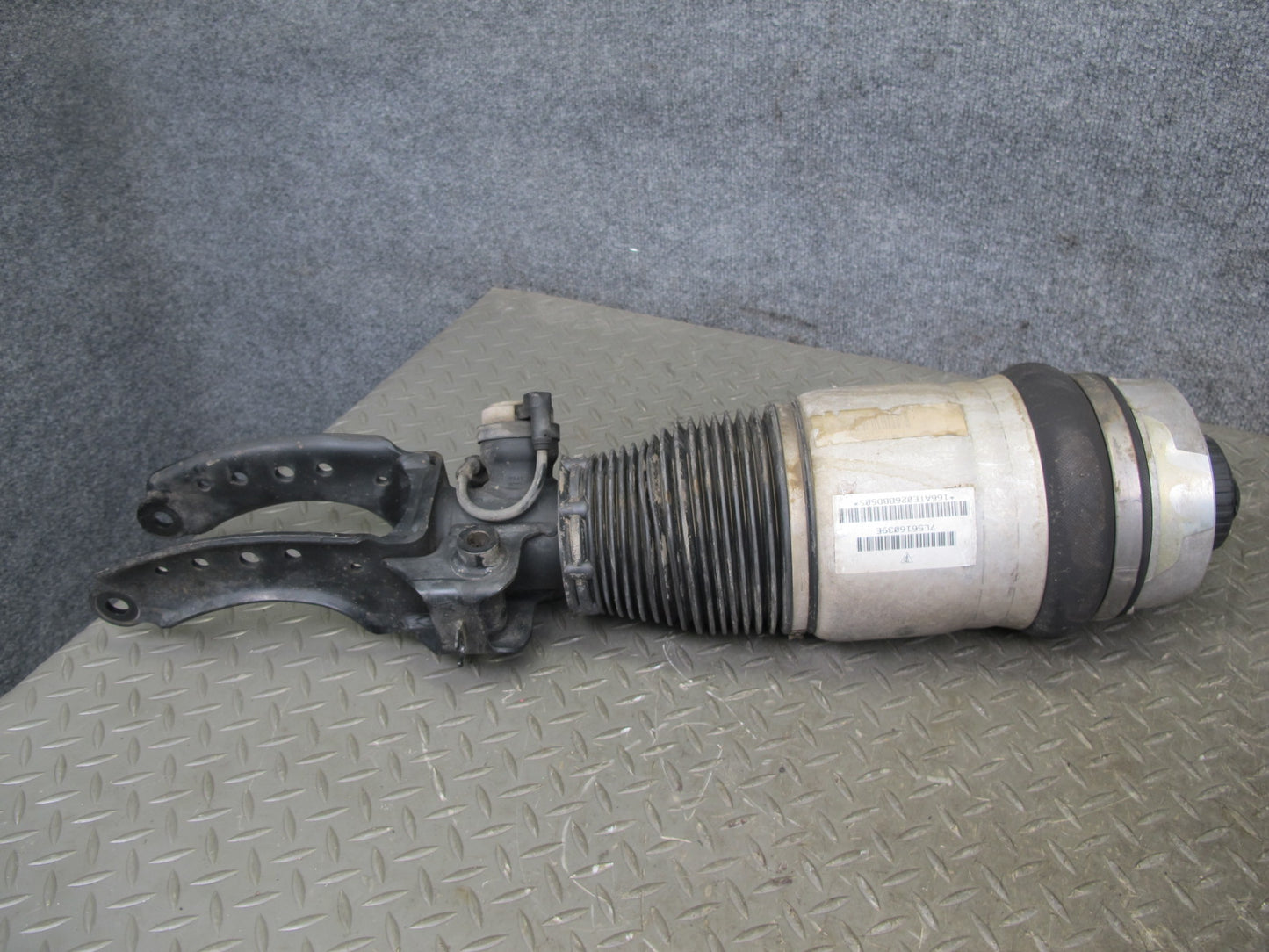 2008-2010 Porsche Cayenne 957 GTS Front Left Side Air Ride Shock Strut Absorber