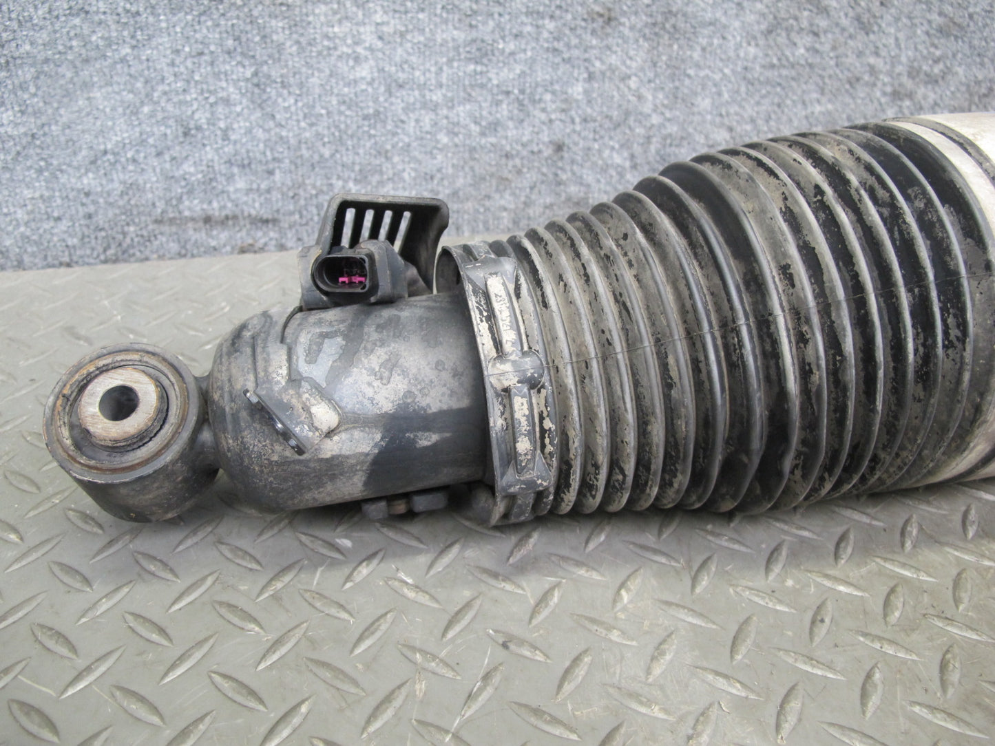 2008-2010 Porsche Cayenne 957 GTS Rear Right Side Air Ride Shock Strut Absorber