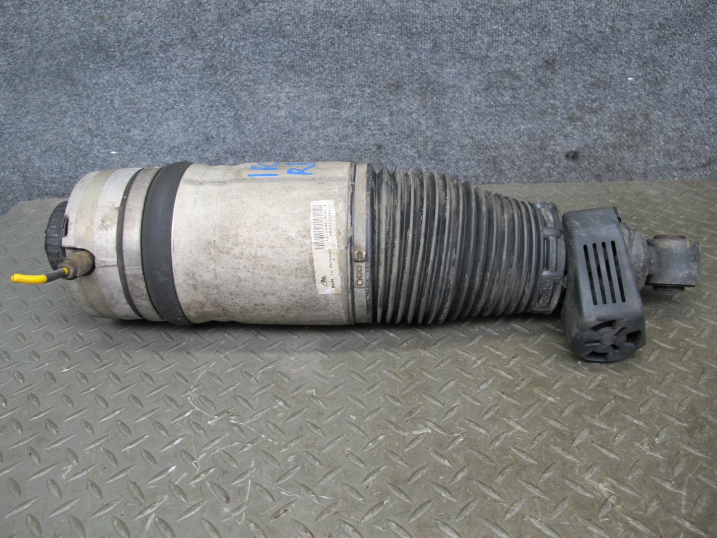 2008-2010 Porsche Cayenne 957 GTS Rear Right Side Air Ride Shock Strut Absorber
