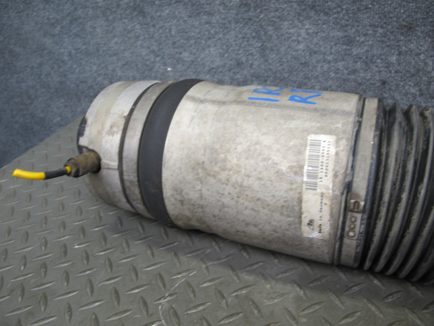 2008-2010 Porsche Cayenne 957 GTS Rear Right Side Air Ride Shock Strut Absorber