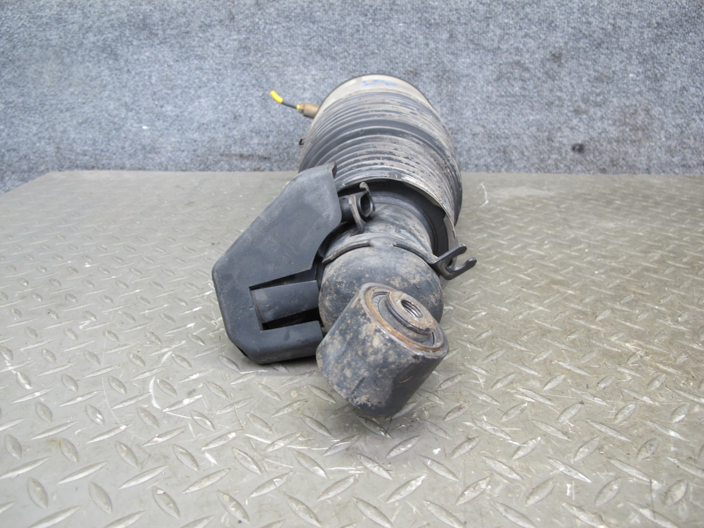 2008-2010 Porsche Cayenne 957 GTS Rear Right Side Air Ride Shock Strut Absorber