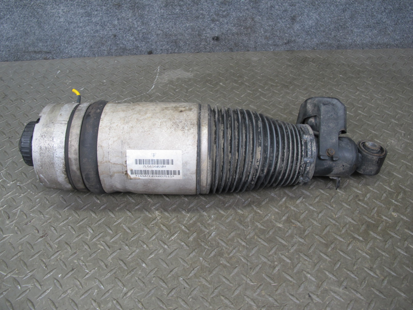 2008-2010 Porsche Cayenne 957 GTS Rear Right Side Air Ride Shock Strut Absorber