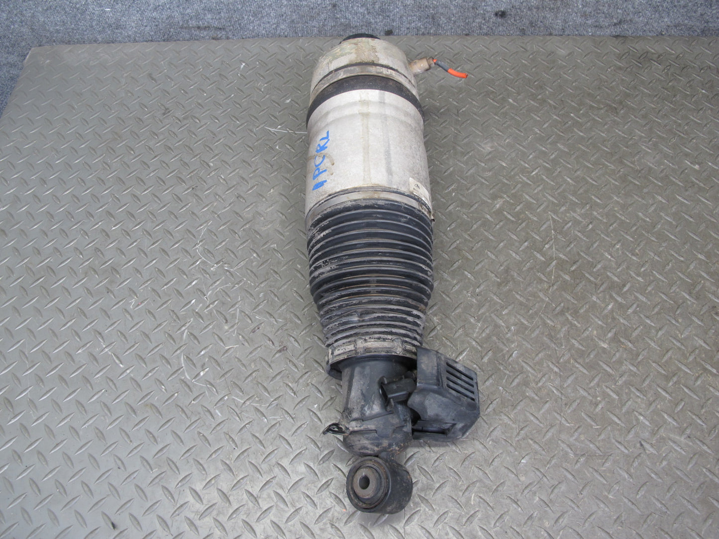 2008-2010 Porsche Cayenne 957 GTS Rear Left Side Air Ride Shock Strut Absorber