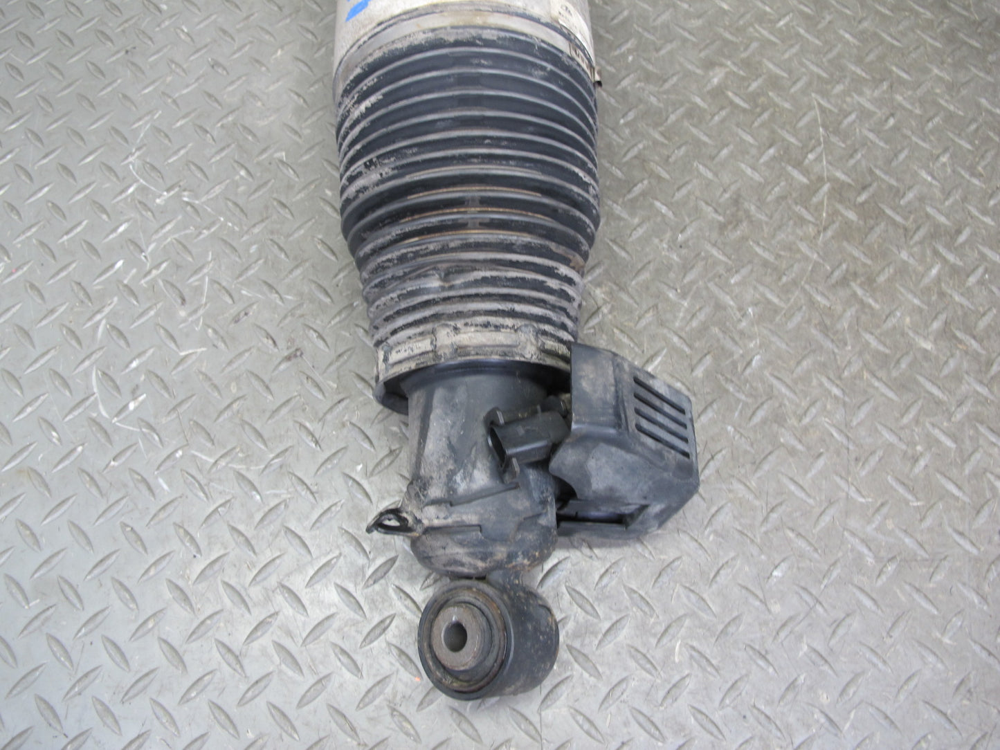 2008-2010 Porsche Cayenne 957 GTS Rear Left Side Air Ride Shock Strut Absorber
