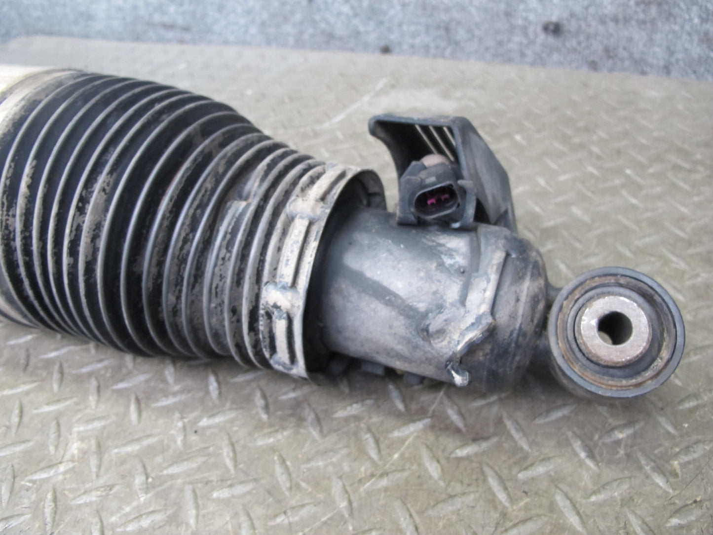 2008-2010 Porsche Cayenne 957 GTS Rear Left Side Air Ride Shock Strut Absorber