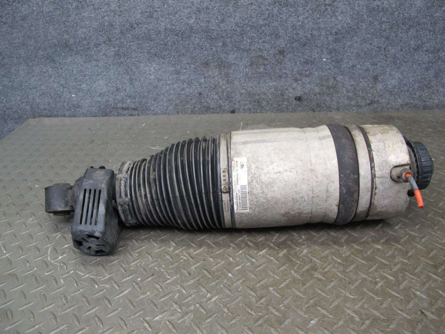 2008-2010 Porsche Cayenne 957 GTS Rear Left Side Air Ride Shock Strut Absorber