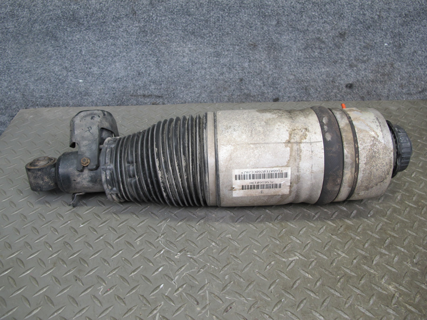 2008-2010 Porsche Cayenne 957 GTS Rear Left Side Air Ride Shock Strut Absorber