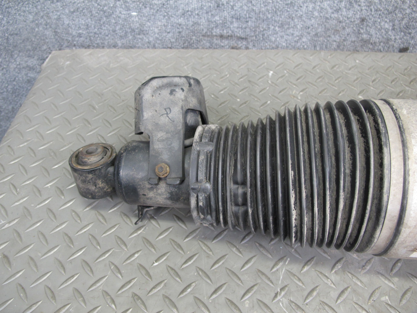 2008-2010 Porsche Cayenne 957 GTS Rear Left Side Air Ride Shock Strut Absorber