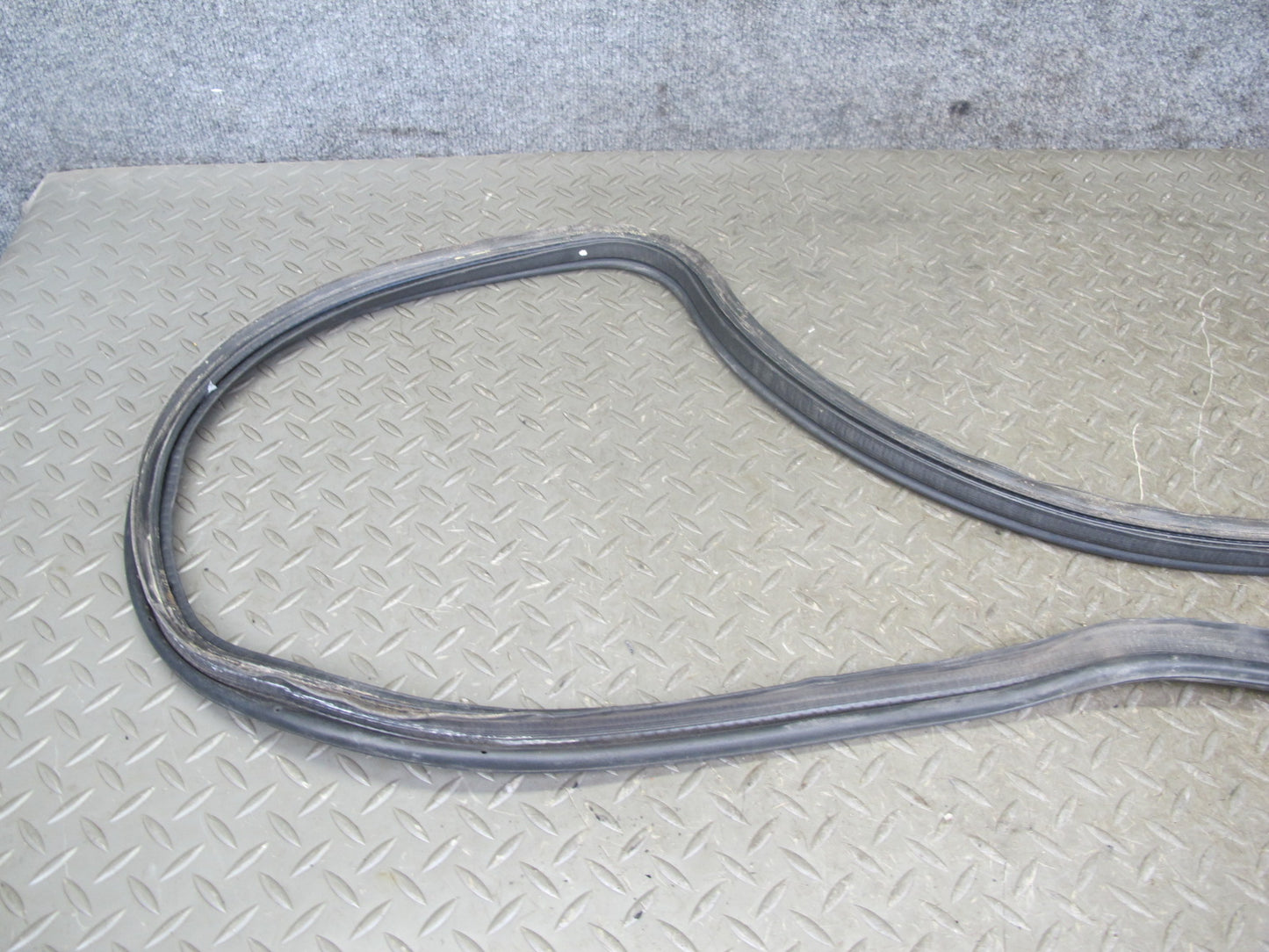 92-96 Lexus UZZ30L SC300 SC400 Rear Trunk Weatherstrip Rubber Seal Gasket OEM