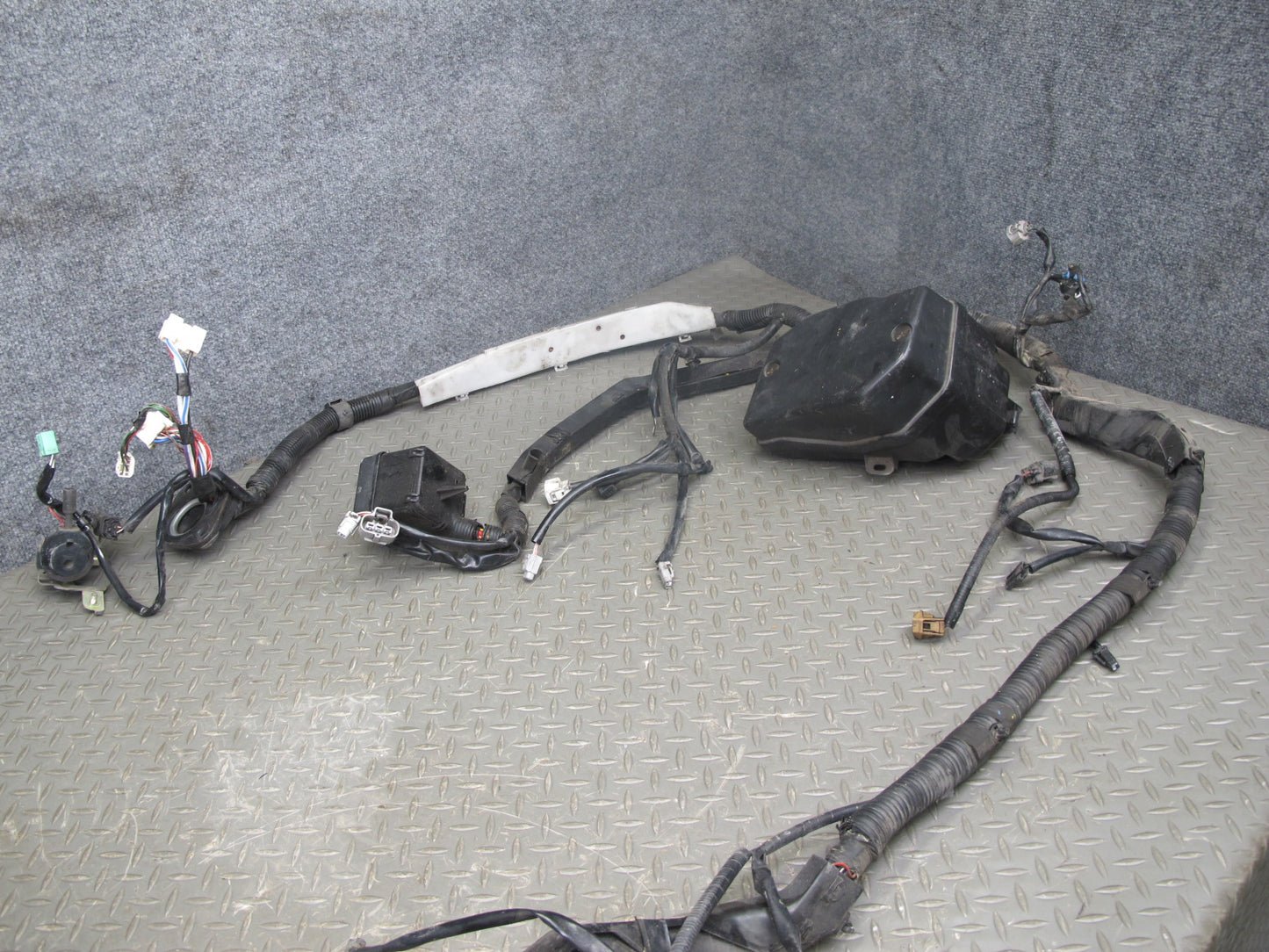 1996 Lexus SC400 UZZ30L A/T Engine Bay Wire Wiring Harness w Fusebox OEM