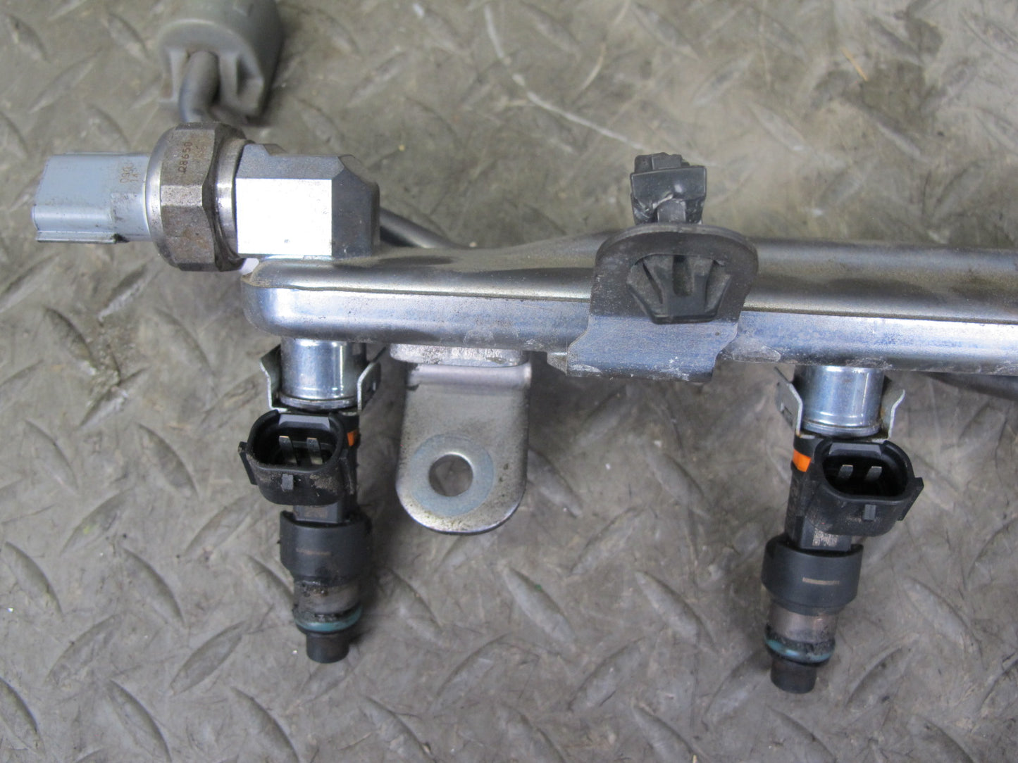 2014-2016 Infiniti QX60 2.5L Hybrid Fuel Rail Injector Set