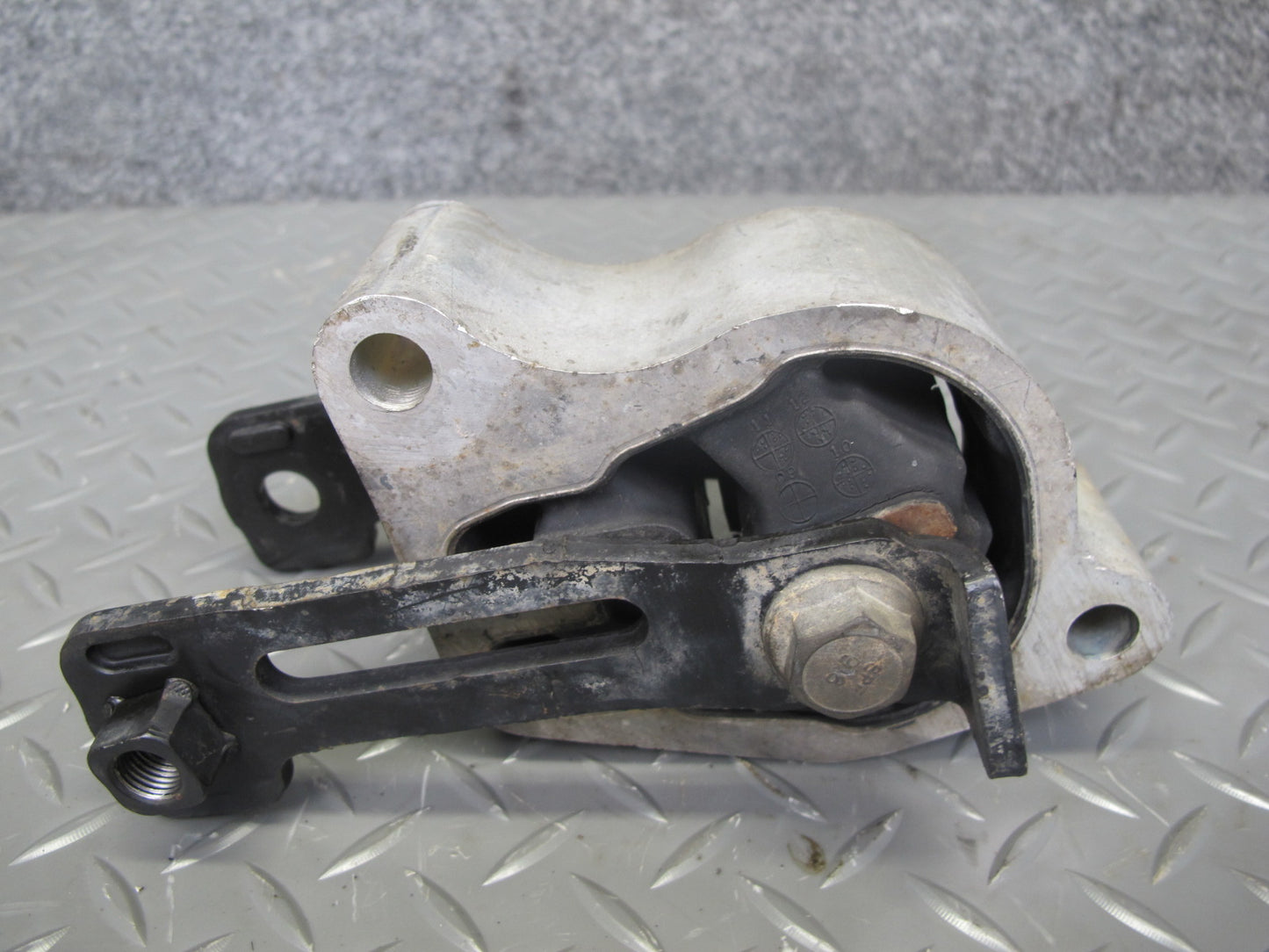 2014-2017 Infiniti QX60 2.5L Hybrid Rear Engine Motor Mount Bracket