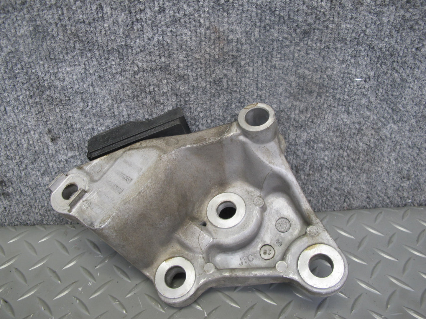 14-17 Infiniti QX60 2.5L Hybrid Right Engine Motor Mount Support