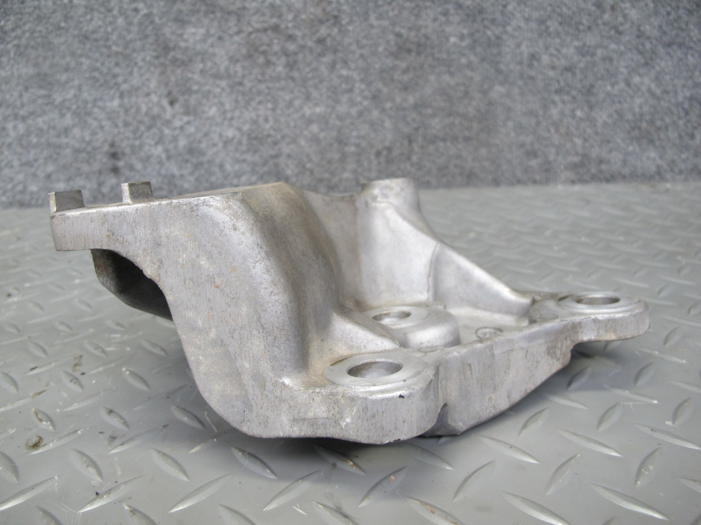 14-17 Infiniti QX60 2.5L Hybrid Right Engine Motor Mount Support