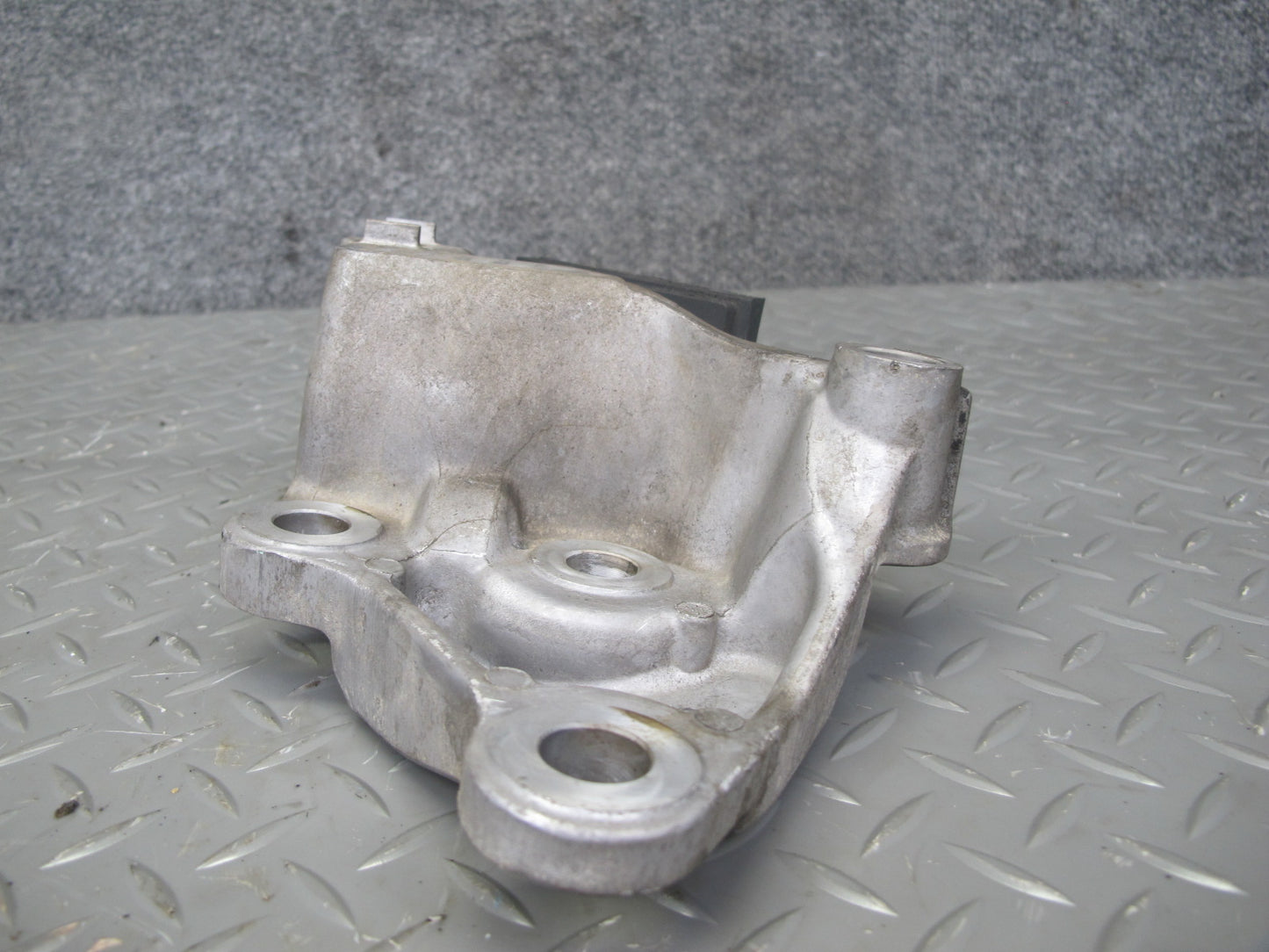 14-17 Infiniti QX60 2.5L Hybrid Right Engine Motor Mount Support