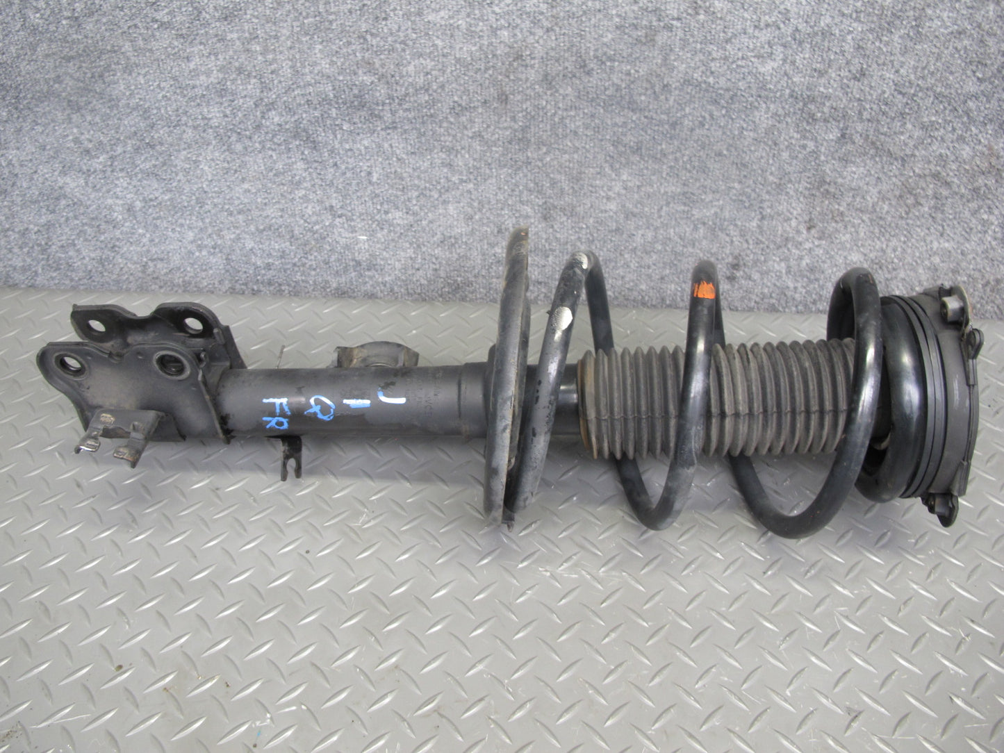 14-17 Infiniti QX60 2.5L Hybrid FWD Front Left & Right Shock Strut Absorber Set