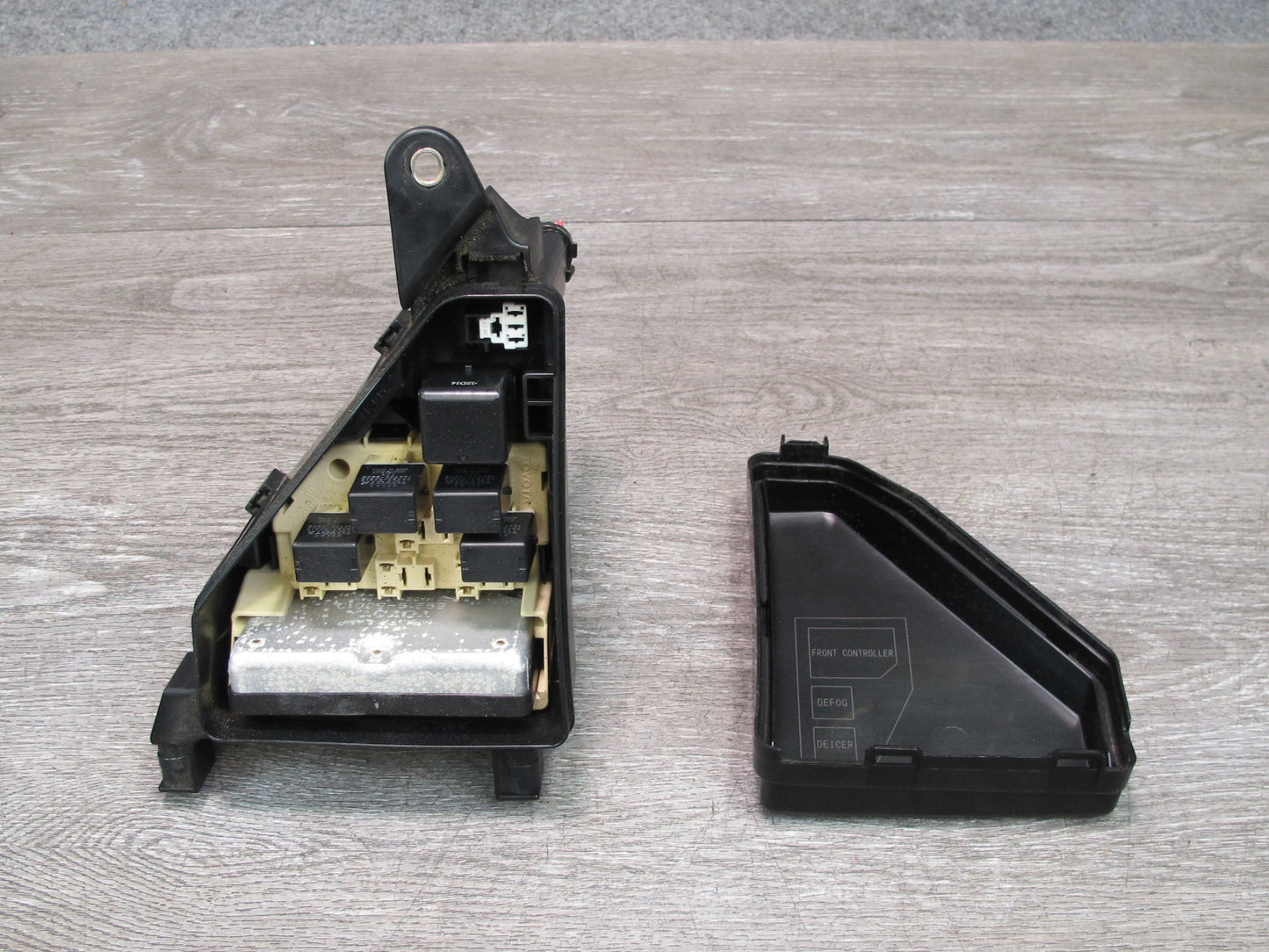 01-03 Lexus UCF30L LS430 Front Left Underhood Relay Fuse Box OEM