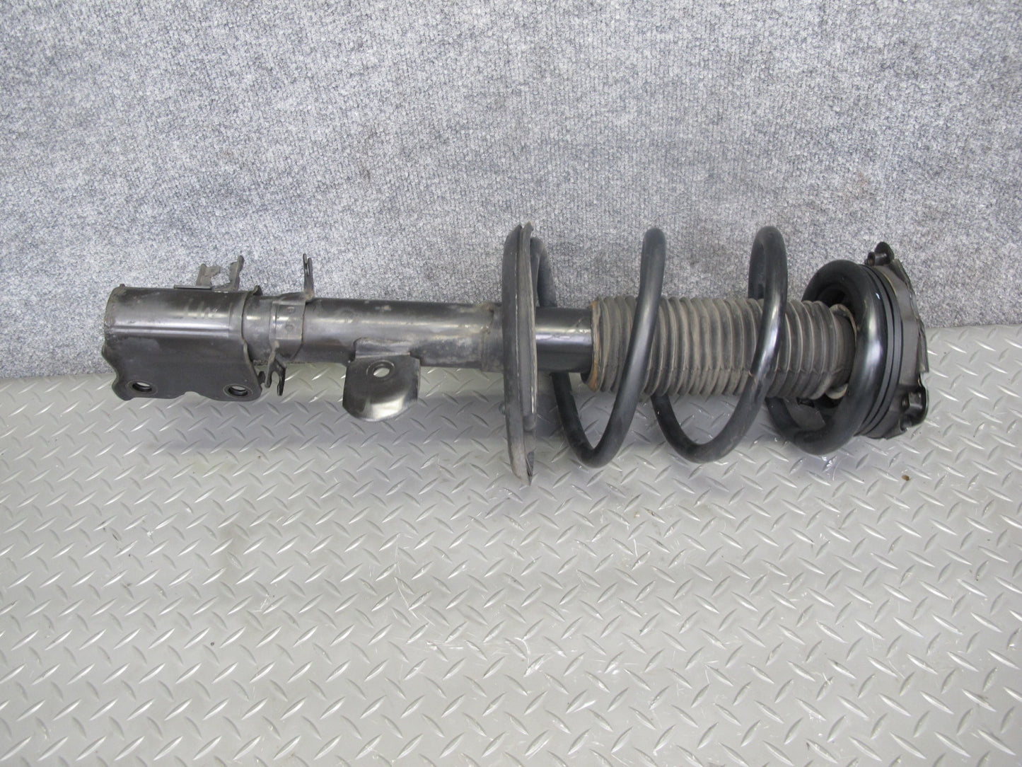 14-17 Infiniti QX60 2.5L Hybrid FWD Front Left & Right Shock Strut Absorber Set