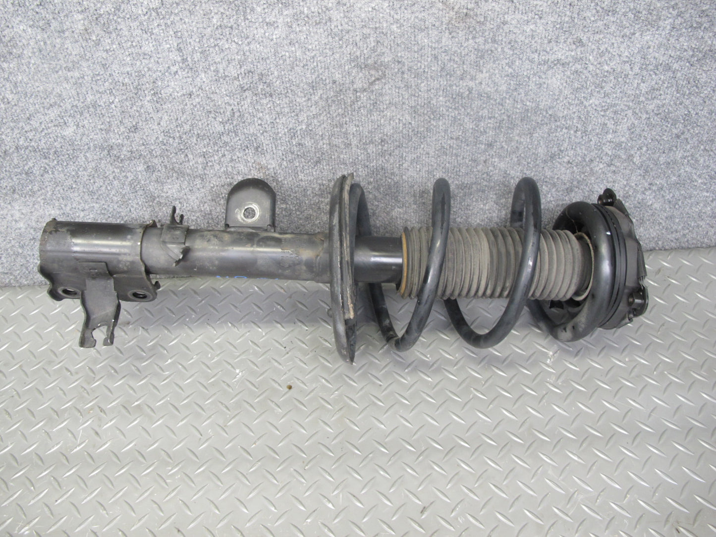 14-17 Infiniti QX60 2.5L Hybrid FWD Front Left & Right Shock Strut Absorber Set