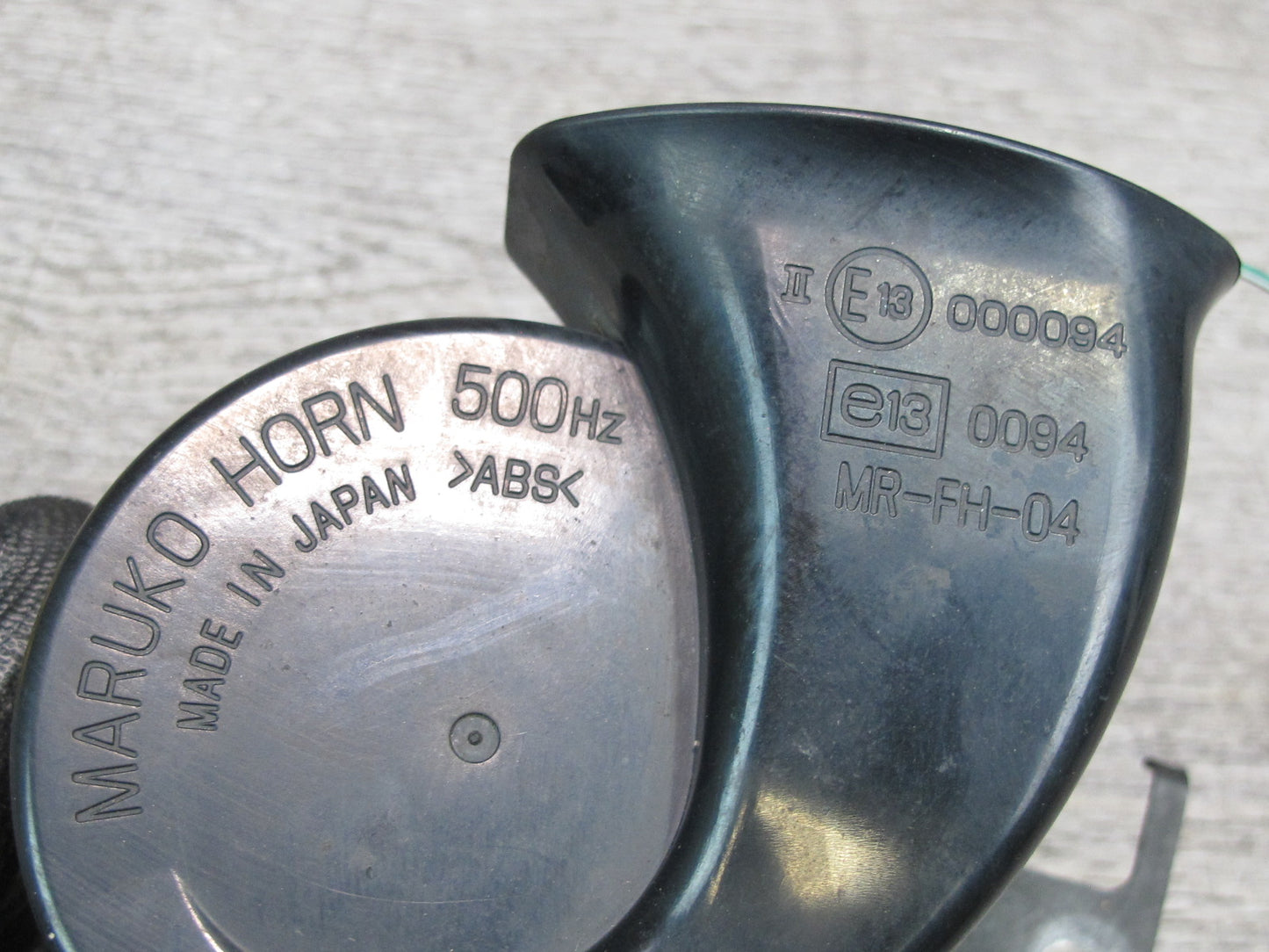 01-06 Lexus UCF30L LS430 Set of 2 High & Low Tone Note Pitch Horn Signal OEM