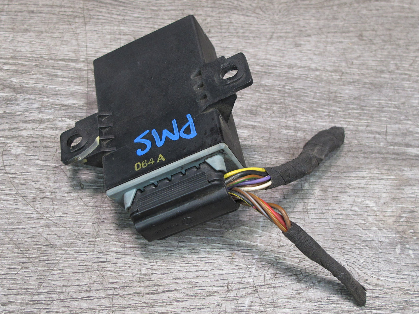 86-91 Mercedes W126 C126 Coupe Seat Belt Arm Retractor Relay Control Module OEM