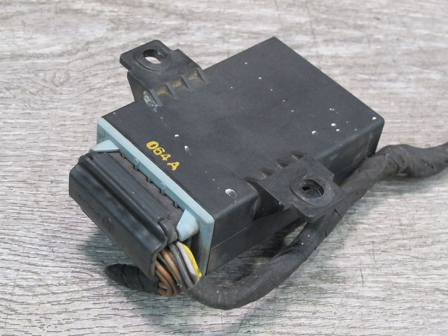 86-91 Mercedes W126 C126 Coupe Seat Belt Arm Retractor Relay Control Module OEM