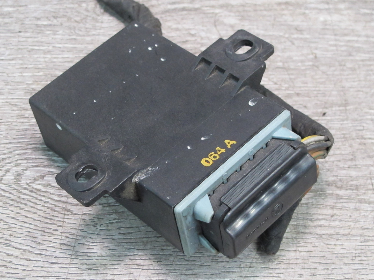 86-91 Mercedes W126 C126 Coupe Seat Belt Arm Retractor Relay Control Module OEM