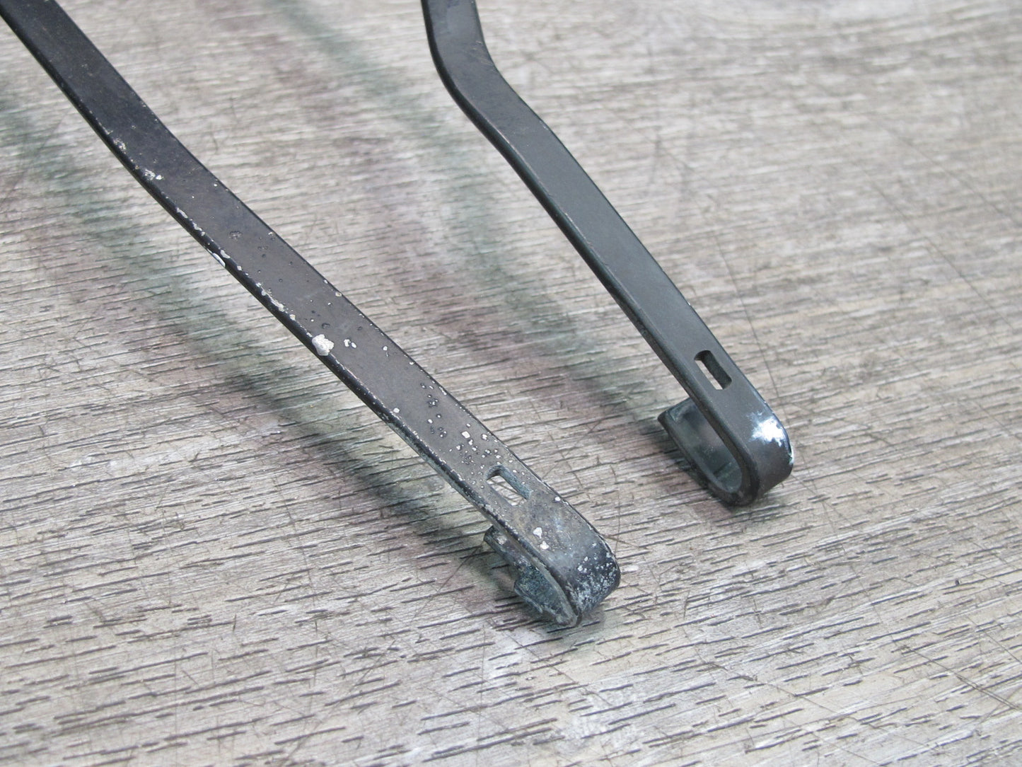 86-91 Mercedes W126 Set of 2 Front Left & Right Windshield Wiper Arm OEM