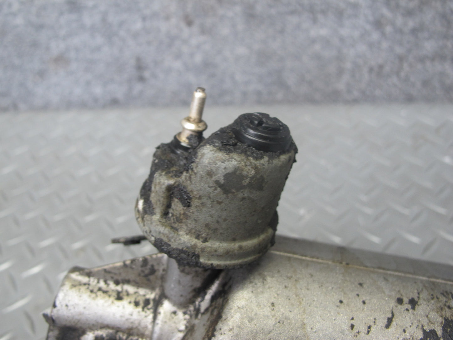 94-99 Mercedes W140 S500 M119 Engine Motor Oil Filter Housing 1191800711 OEM