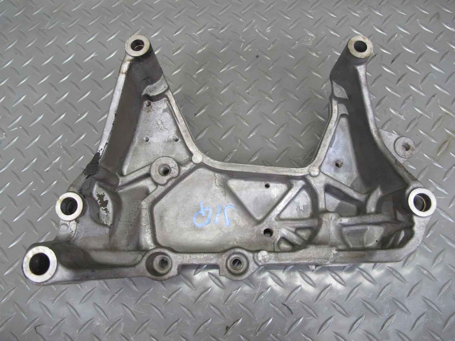 2014-2017 Infiniti QX60 2.5L Hybrid Engine Right Lower Mount Bracket Support